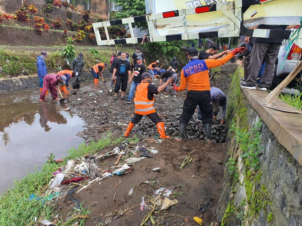 Normalisasi sungai Paron di Dusun Beru, Desa Bumiaji, Kecamatan Bumiaji yang juga diikuti Wali Kota Batu Dewanti Rumpoko hari ini (15/1). (BPBD Kota Batu for Radar Malang)