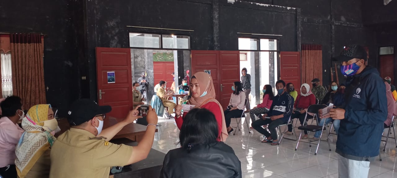 Warga Kota Batu saat menerima bantuan sosial beberapa waktu lalu. Sepanjang tahun 2020, jumlah warga miskin Kota Batu meningkat. (Nugraha Perdana/Radar Malang)