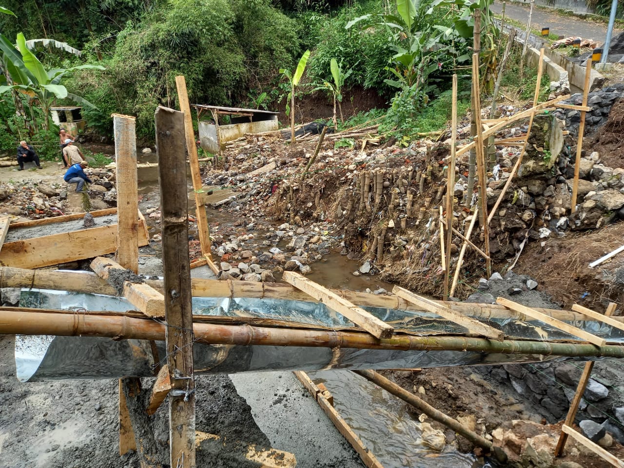 Sejumlah pekerja tengah mengerjakan bagian pondasi jembatan sungai Epek Bandulan, Kecamatan Sukun Kota Malang. (Iman N/Radar Malang)