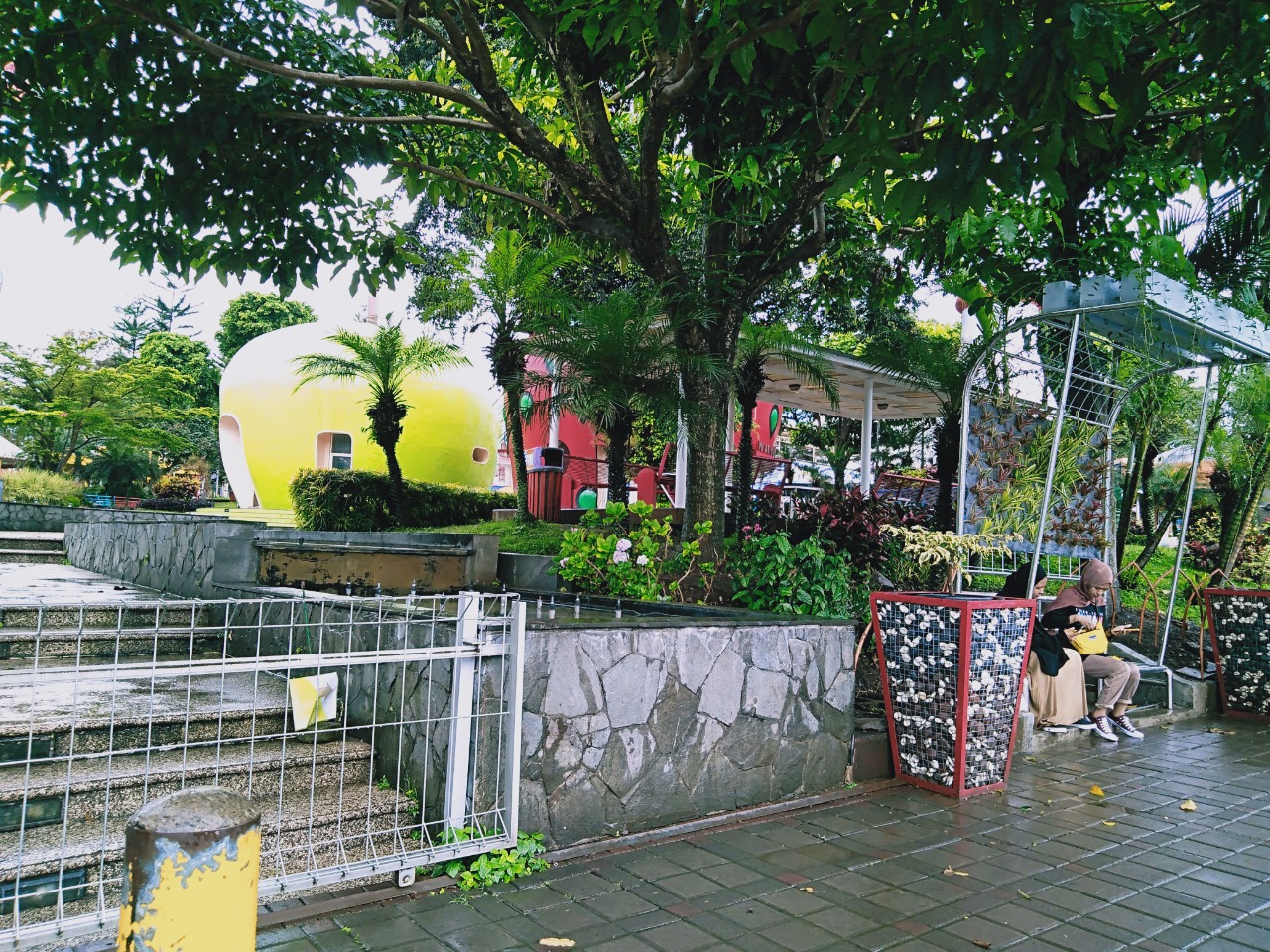 Kondisi Alun-Alun Kota Batu yang masih tutup sore tadi (1/1). (Imam N/Radar Malang)