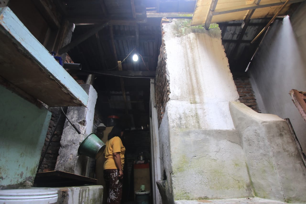 Lokasi ditemukannya jenazah Suud dalam kondisi tergantung di depan kamar mandi. (Laoh Mahfud/Radar Malang)
