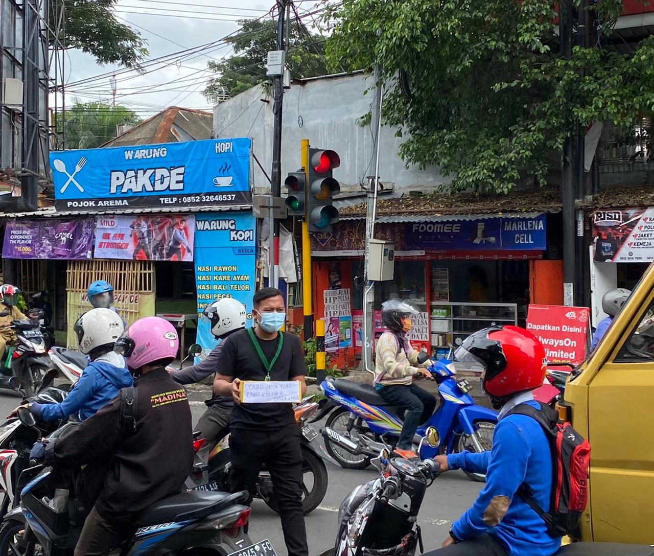 Mahasiswa sedang mencari donasi di lampu merah untuk korban bencana di sejumlah daerah. (Chosa Setya Ayu Widodo/Radar Malang)