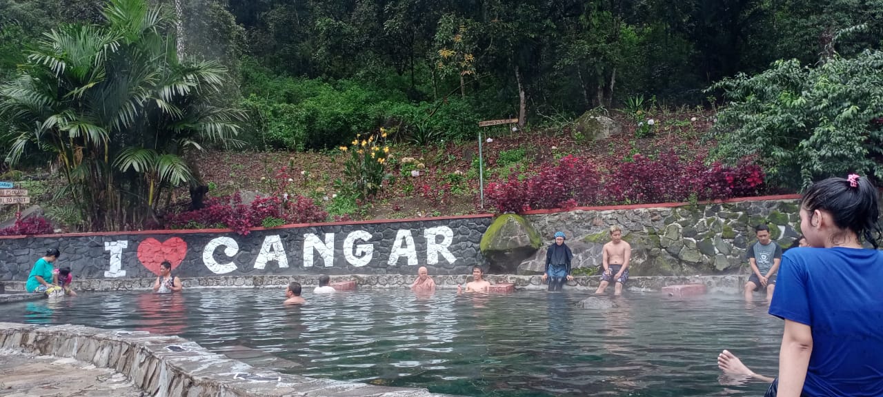 Pengunjung sedang menikmati  wisata Pemandian Air Panas Cangar. Tahun ini, destinasi wisata legendaris  itu bakal dilengkapi fasilitas baru oleh Pemprov Jatim. (Nugraha Perdana/Radar Malang)