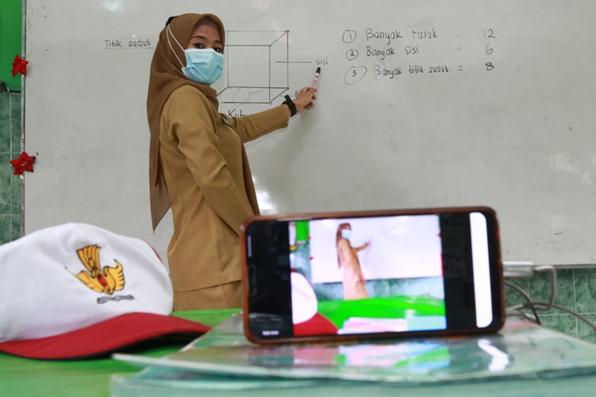 Ilustrasi guru honorer menyiapkan materi pembelajaran daring. (dok/Radar Malang)