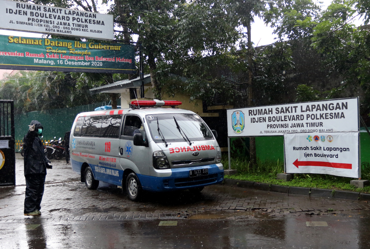 Mobil ambulans yang mengantar pasien keluar dari RS Lapangan Idjen Boulevard. (Darmono/Radar Malang)