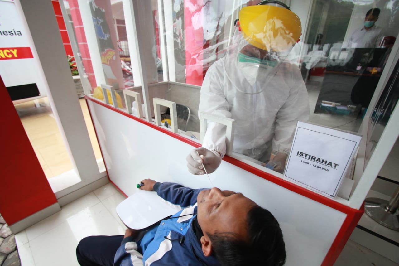 Petugas PMI Kota Malang   mengambil sample untuk rapid test  (dok JPRM / ist)