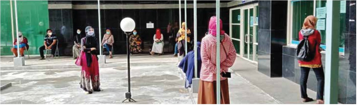 Civitas academica dan tenaga kependidikan (tendik) FTP UB saat menunggu antrean untuk rapid dan swab test di RSUB beberapa waktu lalu. (istimewa)
