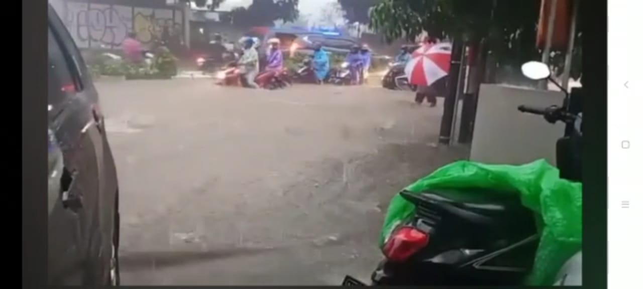 Luberan air hingga ke Jalan letjen S Parman, sore tadi (5/1) (istimewa)