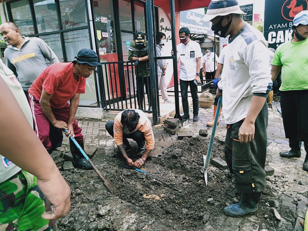 Pembongkaran jalan untuk normalisasi drainase di Kota Malang (Imam N / Radar Malang)