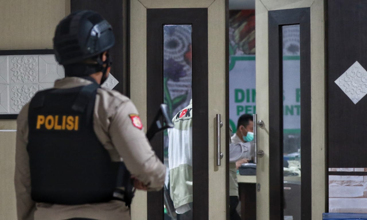 Petugas KPK melakukan penggeledahan di Balai Kota Among Tani Batu (Rubianto / Radar Malang)