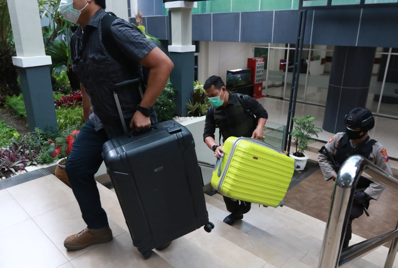Tim KPK mengangkut koper dari Balai Kota Among Tani (Rubianto / Radar Malang)
