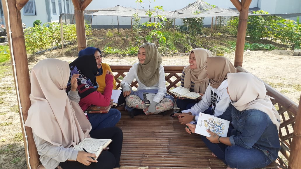 Selain olahraga, kajian Alquran dan sharing dengan sesama penghuni Rutan Perempuan kelas 2A Porong menjadi agenda rutin Ya