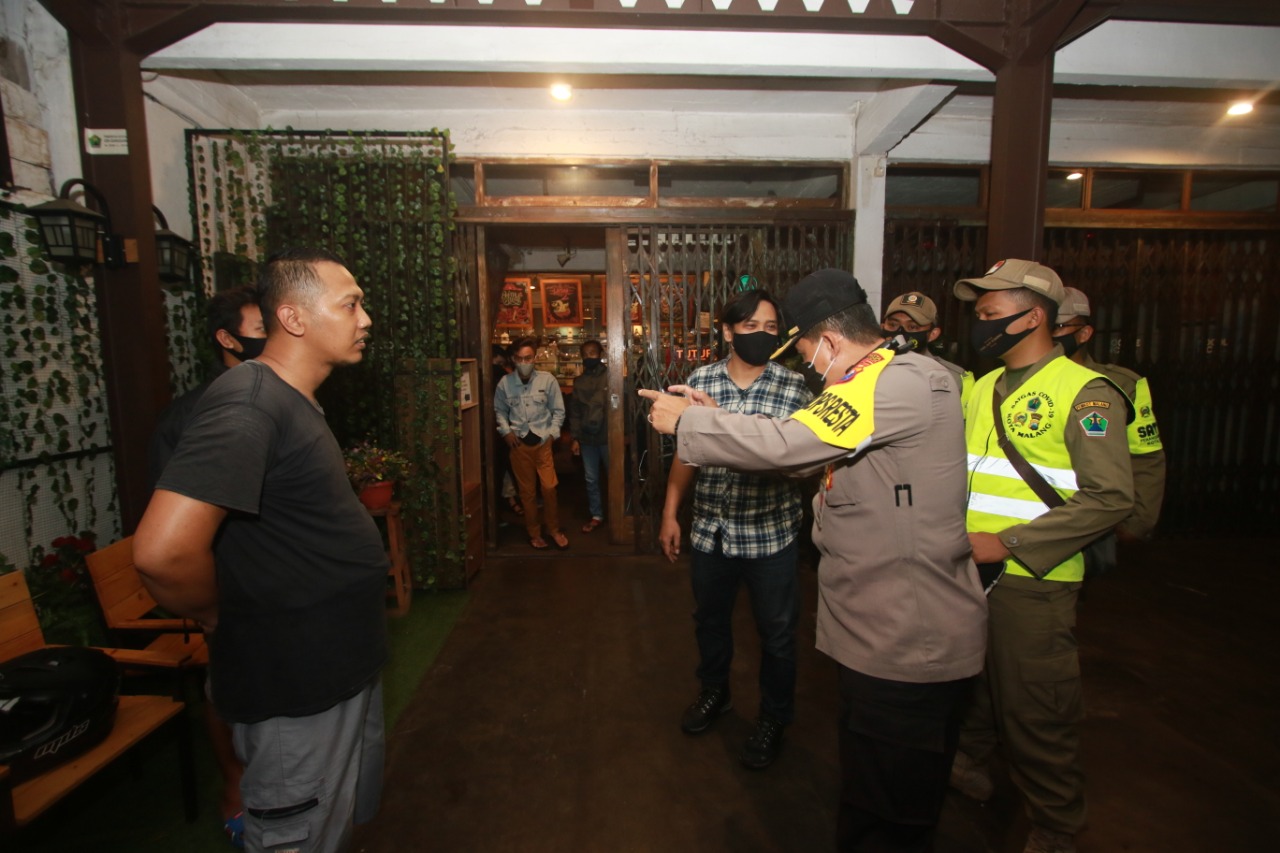 Penertiban cafe selama masa PPKM (Laoh Mahfud / Radar Malang)