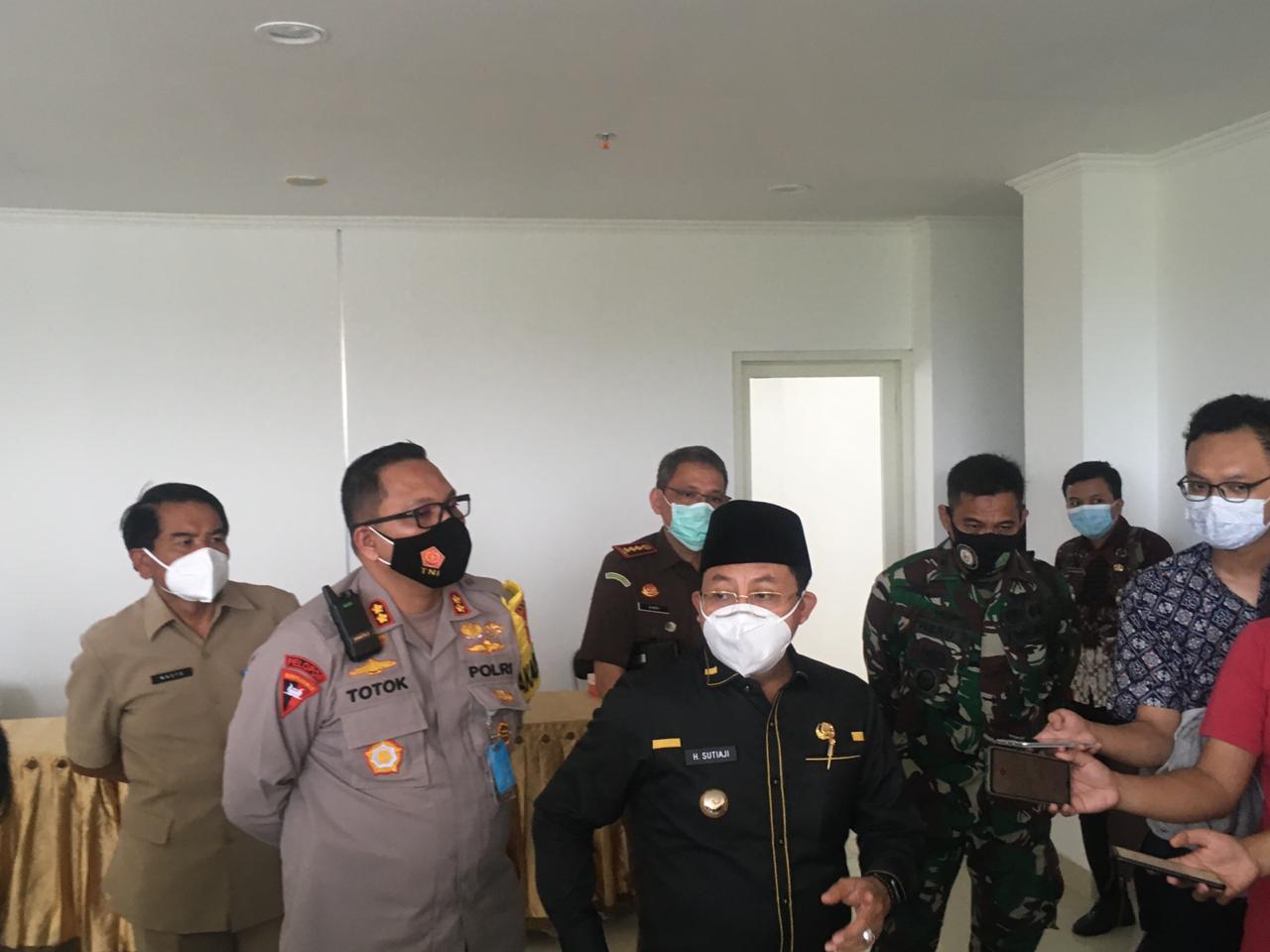 Wai Kota Malang Sutiaji saat menemui wartawan usai rakor di Balai Kota Malang Andika Satria Perdana / Radar Malang)
