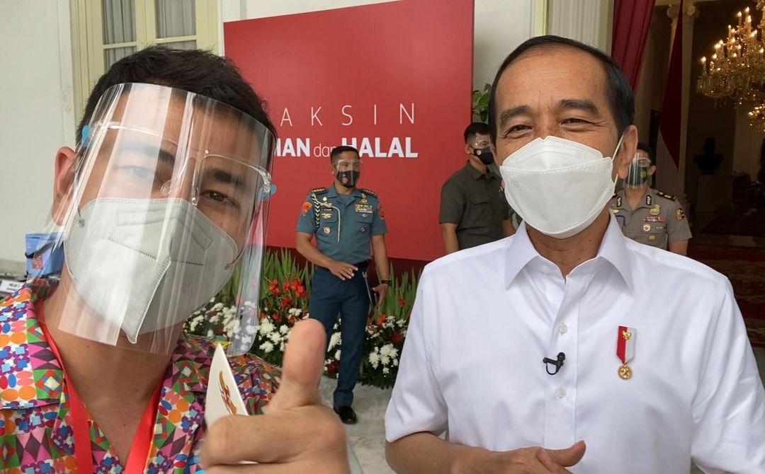 Raffi Ahmad berfoto bersama Presiden Jokowi usai vaksinasi (Instagram @raffinagita1717)