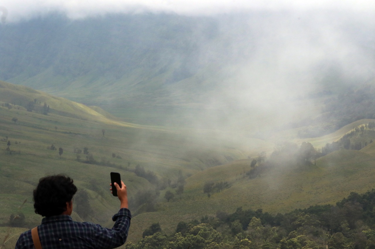 Ilustrasi pengunjung menikmati pesona Gunung Bromo. Selama libur lebaran, destinasi wisata ini ditutup selama 11 hari. (Darmono / Radar Malang)