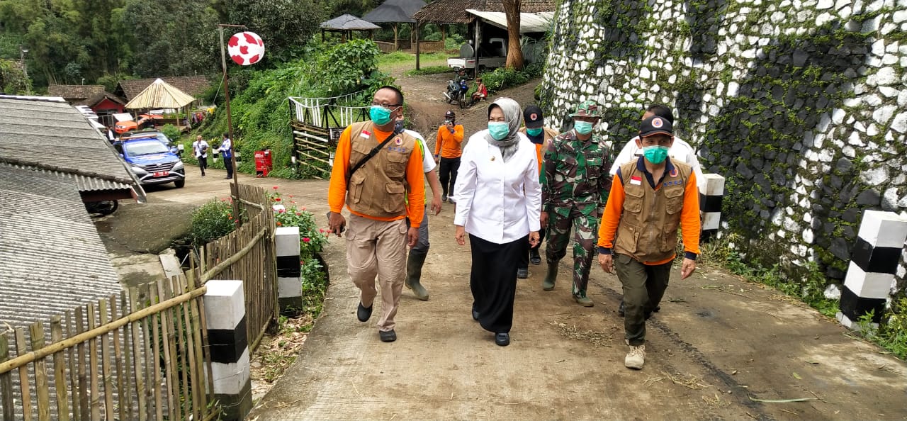 Wali Kota Batu saat meninjau lokasi longsor (BPBD Kota Batu for Radar Malang)