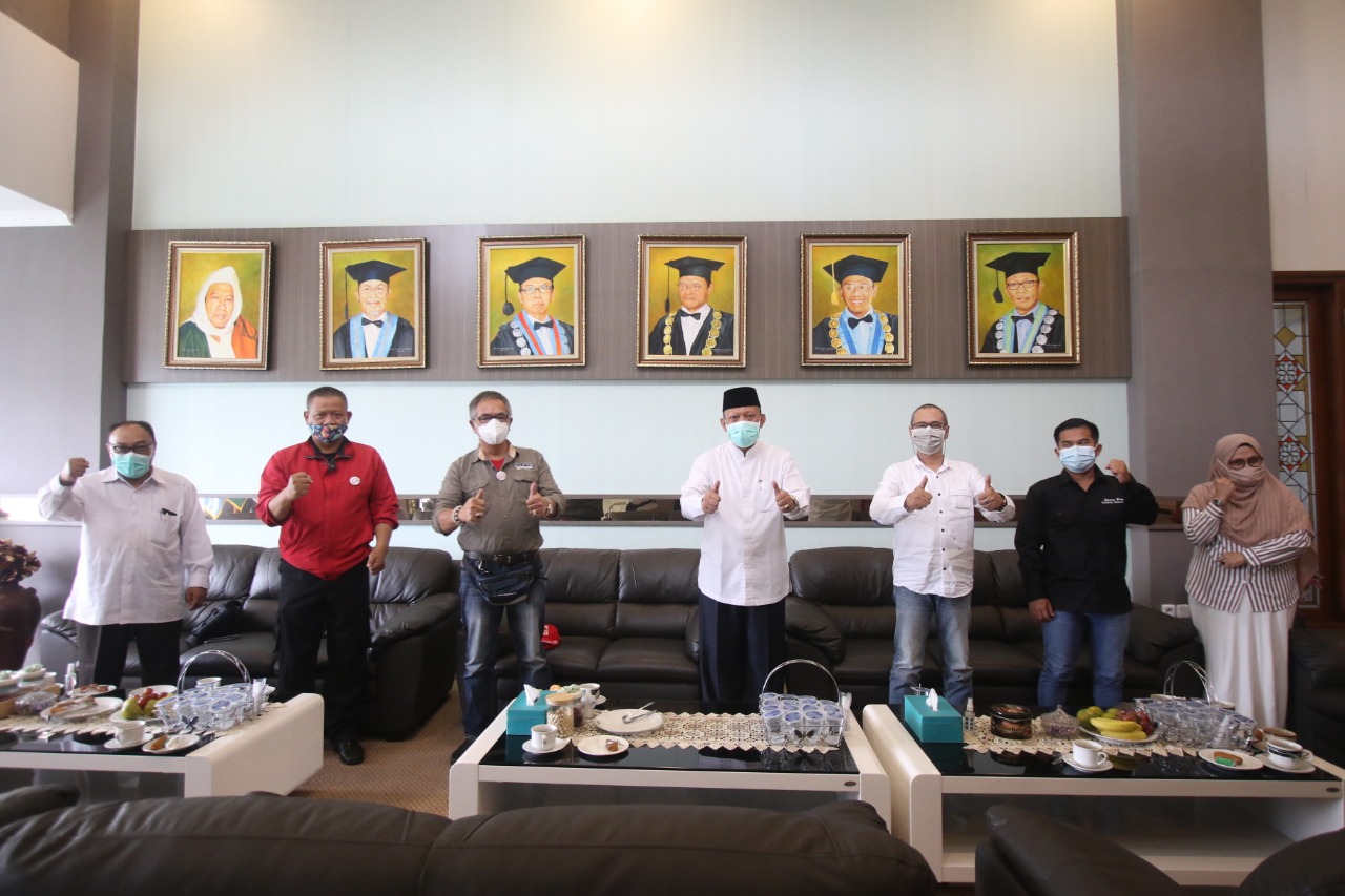 Para peserta diskusi di Unisma berfoto bersama (Darmono / Radar Malang)