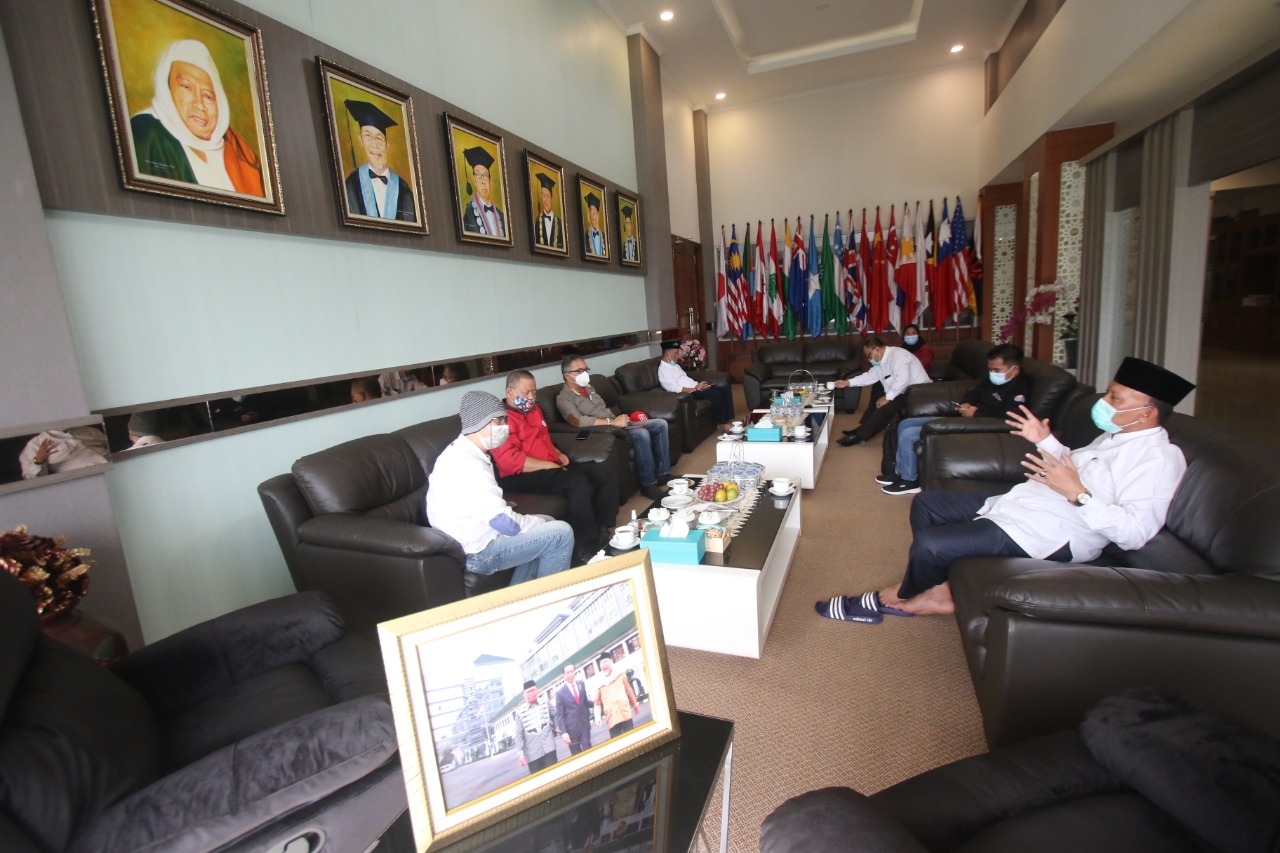 Dialog Komunitas Malang Peduli Demokrasi (MPD) dengan jajaran pimpinan Universitas Islam Malang (Unisma), tampak Rektor Unisma,   Prof Dr H Maskuri MSi (kanan) ditemani para wakil rektor, Rabu (13/10). (Darmono / Radar Malang)