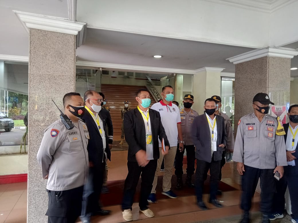 Suasana pembubaran KLB Askab PSSI  di pendopo Kabupaten Malang (Achmad Fikiyansyah / Radar Malang)