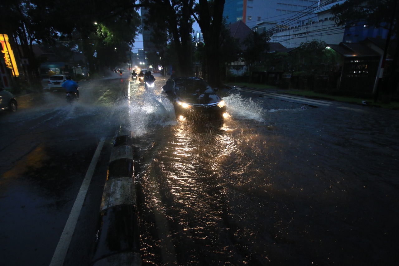 Banjir di salah satu kawasan di Kota Malang (Laoh Mahfud / Radar Malang)