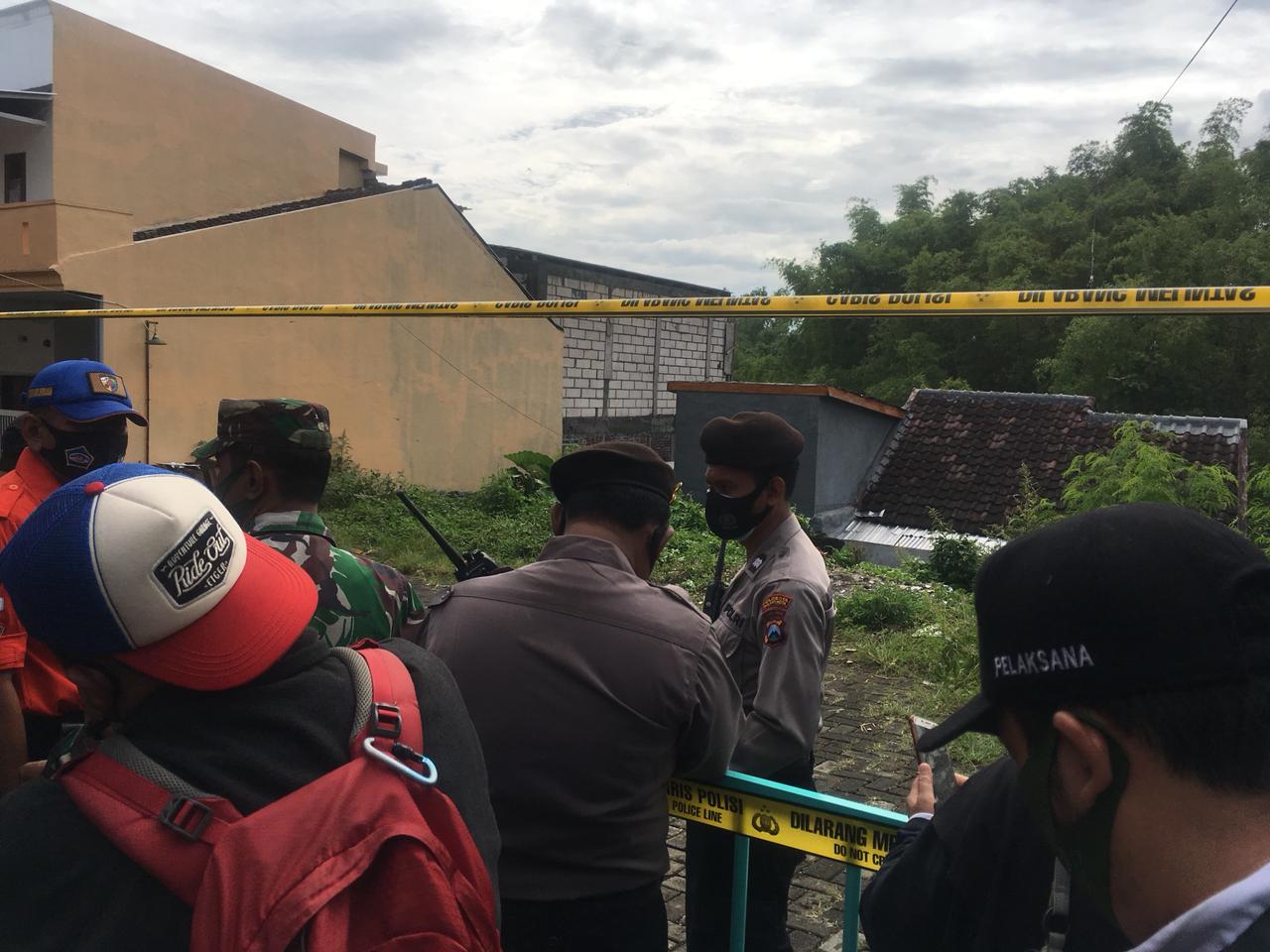 Lokasi rumah hanyut di kawasan Sulfat, Kota Malang dijaga oleh polisi dan TNI (Andika Satria Perdana / Radar Malang)