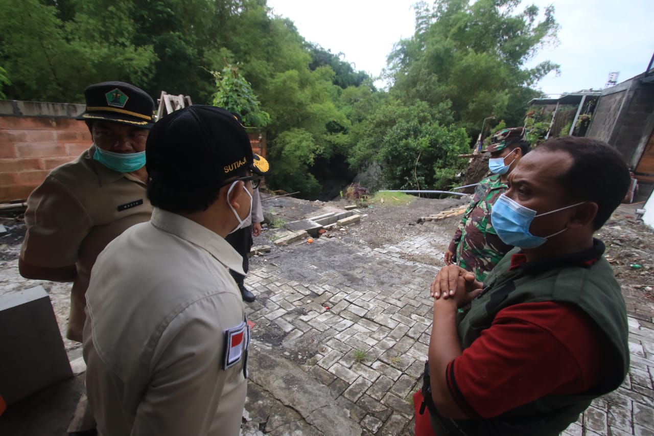 Wali Kota Malang Sutiaji meninjau lokasi longsor di kawasan Sulfat (Laoh Mahfud / Radar Malang)