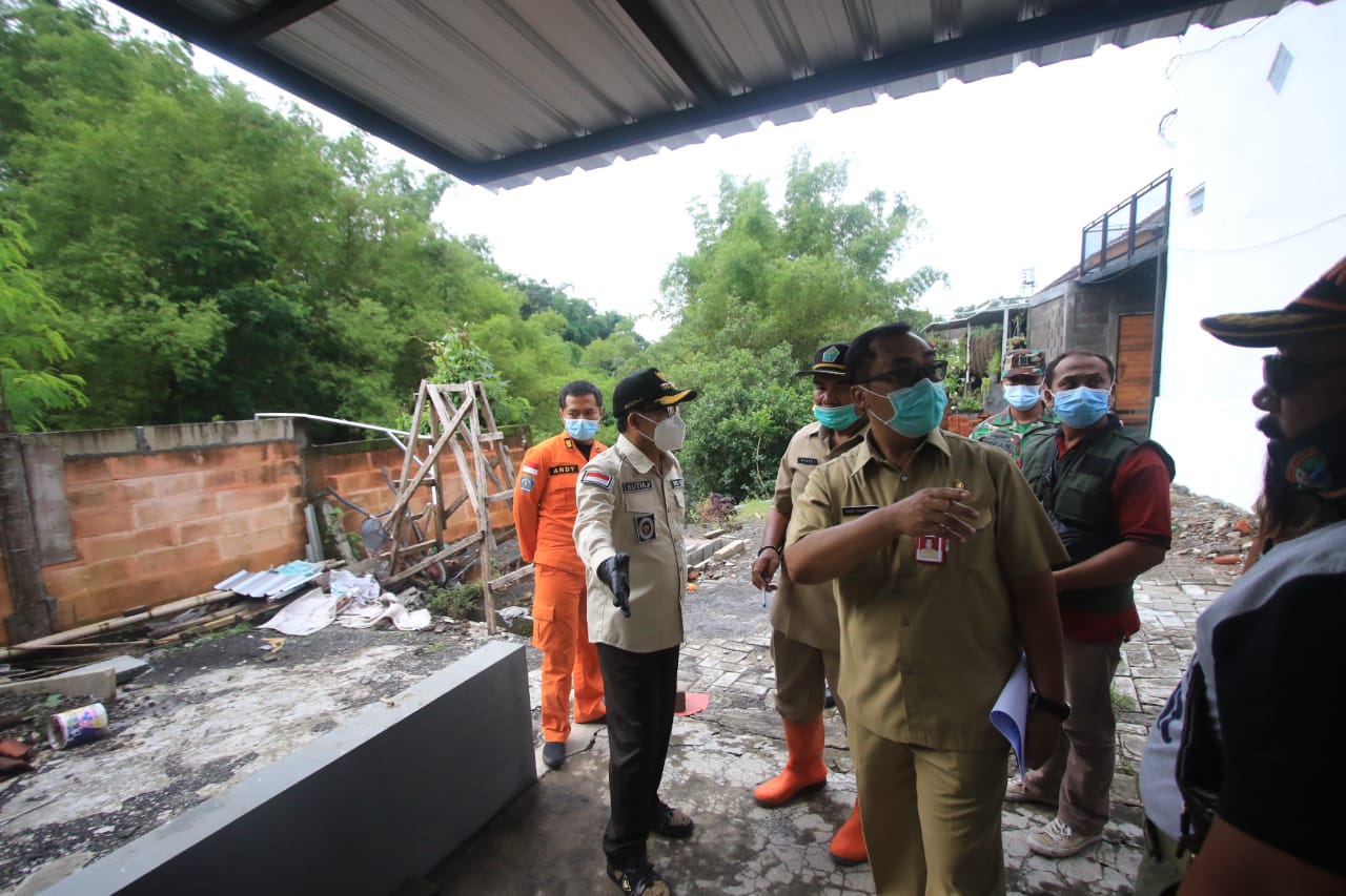 Kepala DPUPR Kota Malang hadi Santoso (depan) saat meninjau lokasi longsor di Sulfat (Laoh Mahfud / Radar Malang)