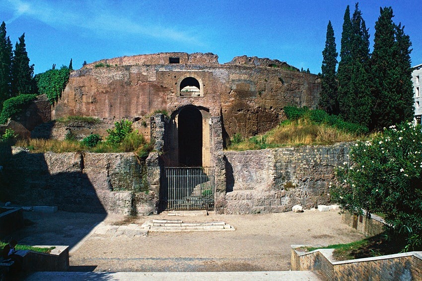 Mausoleum yang dibangun untuk Kaisar Pertama Romawi, Kaisar Augustus, telah dipugar dan akan dibuka untuk umum pada 2021. Mausoleum yang terletak di Kota Roma, Italia, tersebut sempat digunakan sebagai gedung teater untuk konser dan opera pada 1900-an. (G