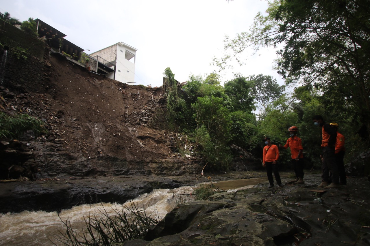 Kondisi tanah longsor di Griya Sulfat Inside yang memakan satu korban jiwa atas nama Roland Sumarna (Laoh Mahfud / Radar Malang)