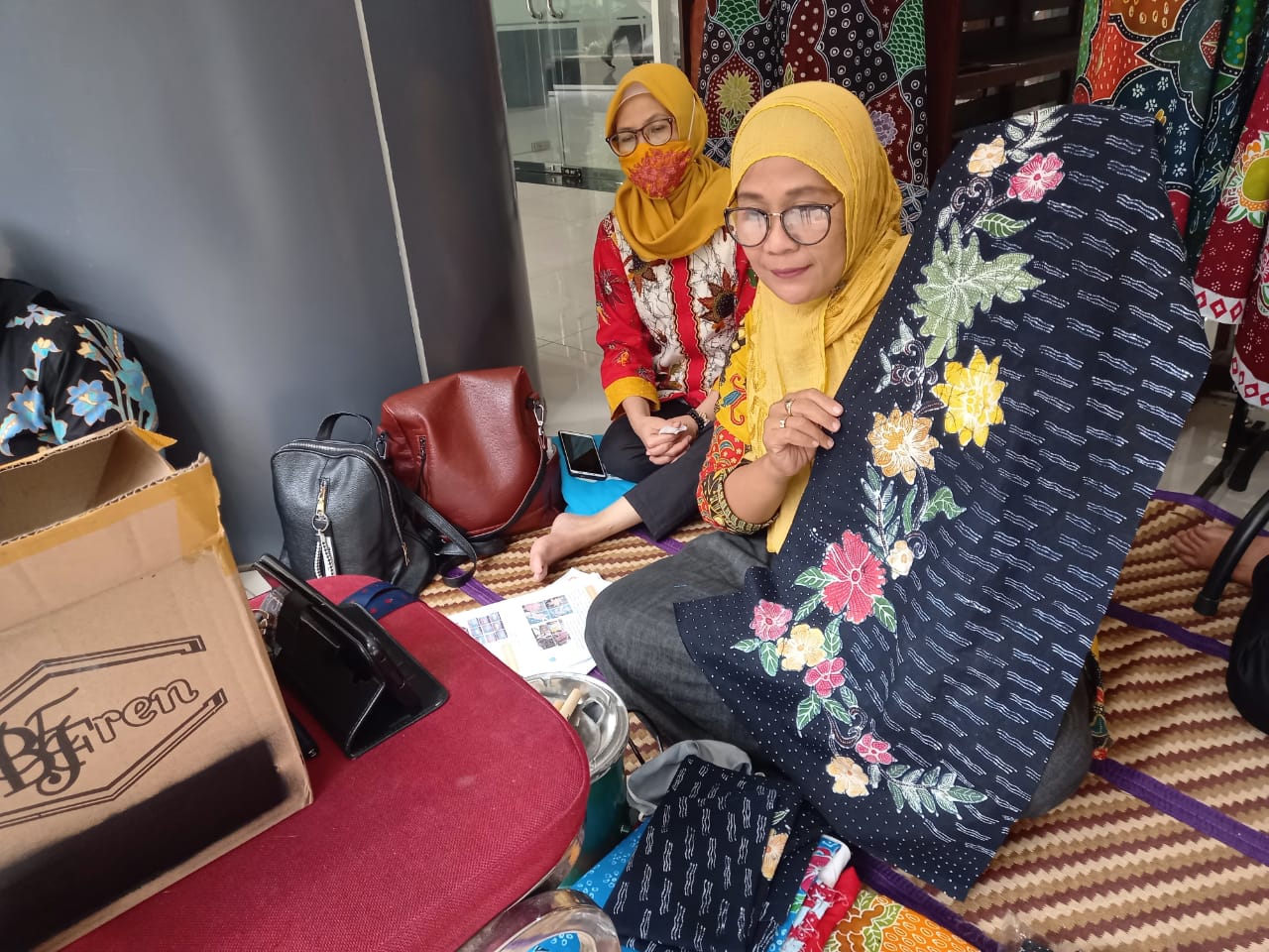 Emak-emak dari Komunitas Bank Sampah Kota Batu saat presentasi virtual, hari ini (21/1)(Imam N / Radar Malang)