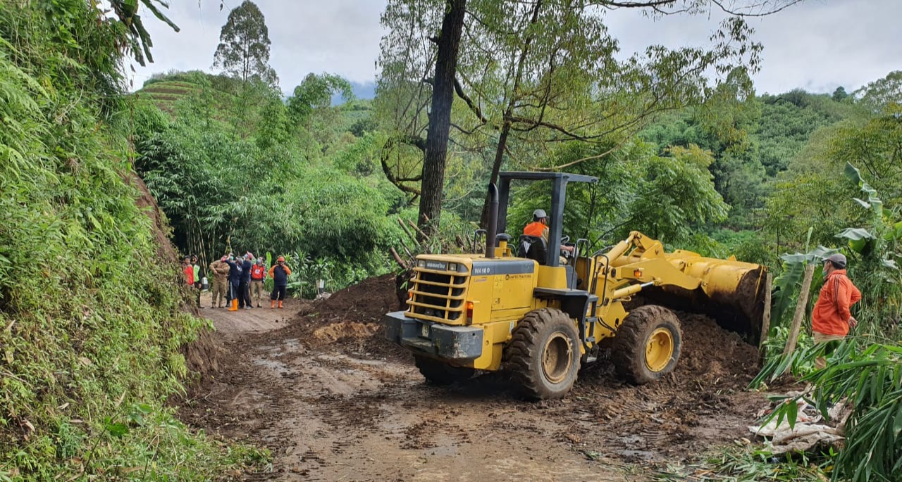 Pembersihan jalan menuju Pura Luhur Giri Arjuno (istimewa)