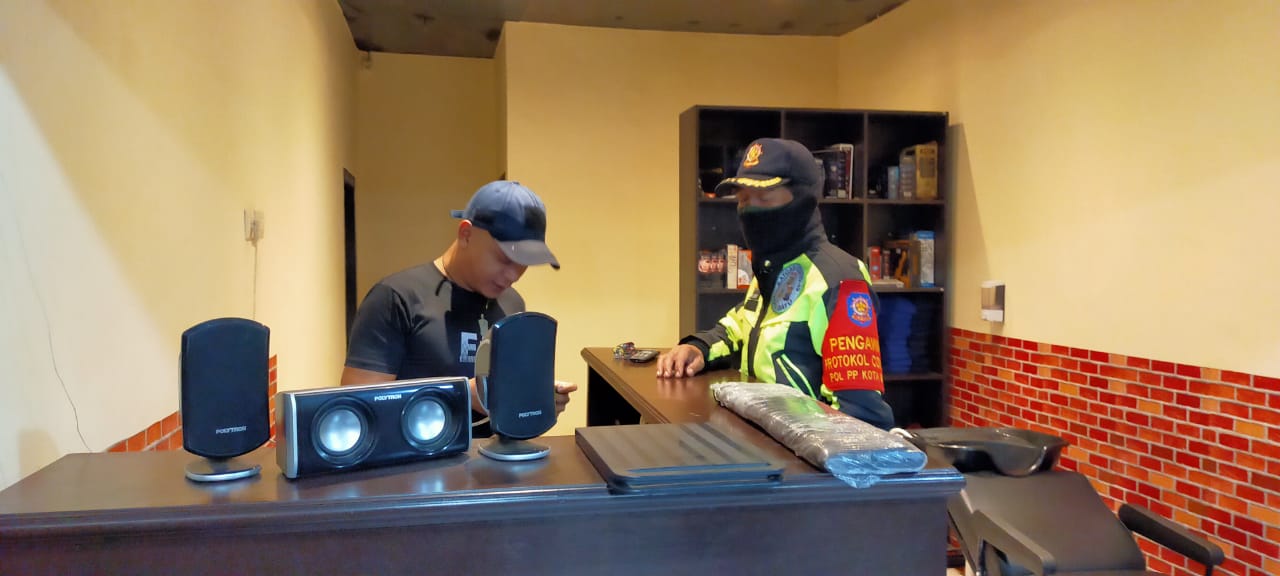 Satpol PP Kota Batu memberikan teguran kepada cafe maupun warung yang melanggar ketentuan PPKM (istimewa)