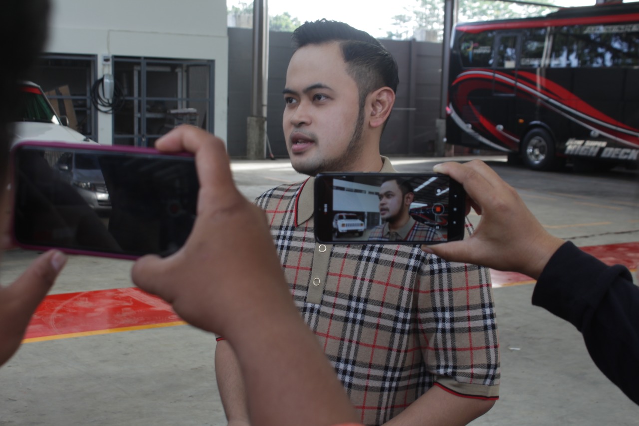 Gilang Widya Pramana dipilih mewakili milenial Kota Malang untuk menerima Vaksin Covid-19 secara simbolis. (Rofia Ismania / Radar Malang)