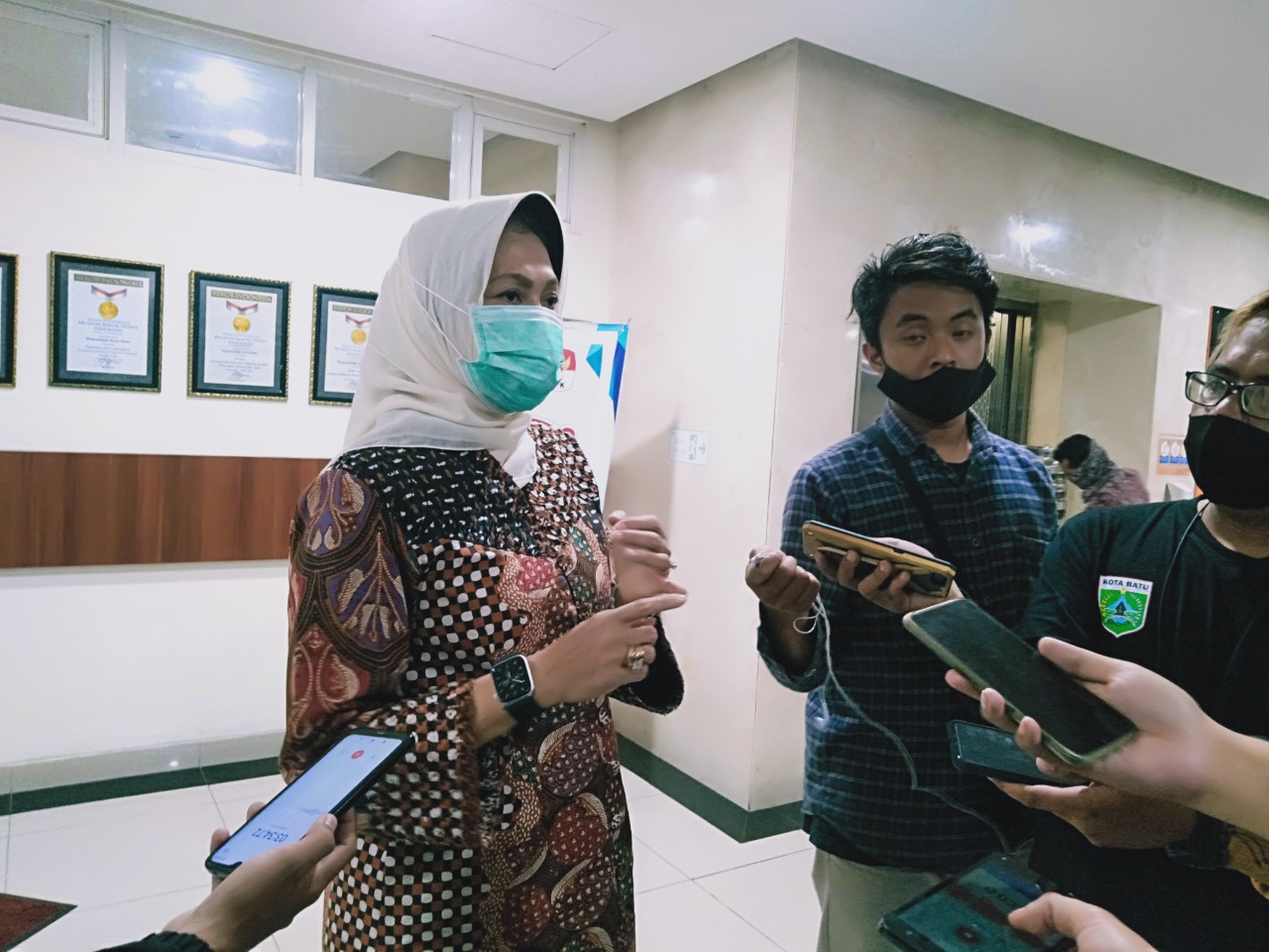 Wali Kota Batu Dewanti Rumpoko memperbolehkan warganya gelar hajatan selama diberlakukannya PPKM (Imam N/Radar Malang)