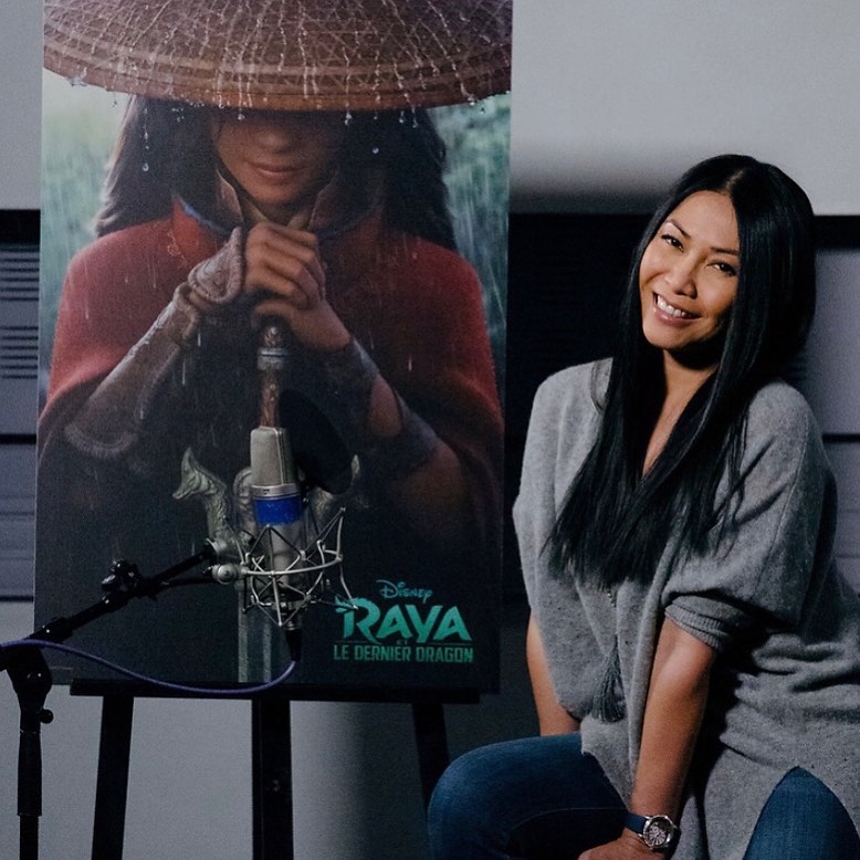 Anggun berpose dengan poster film Raya and The Last Dragon (Instagram @anggun_cipta)