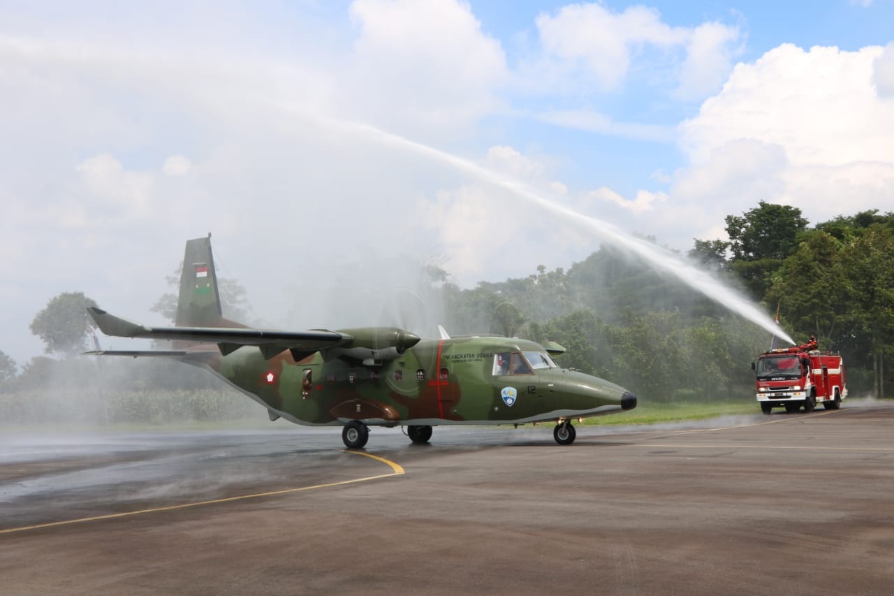 Pesawat angkut ringan jenis Cassa A-2112 seri 400 tiba di Skadron Udara 4 Lanud Abd Saleh kemarin (26/1). (Pental Lanud Abd Saleh for Radar Malang)