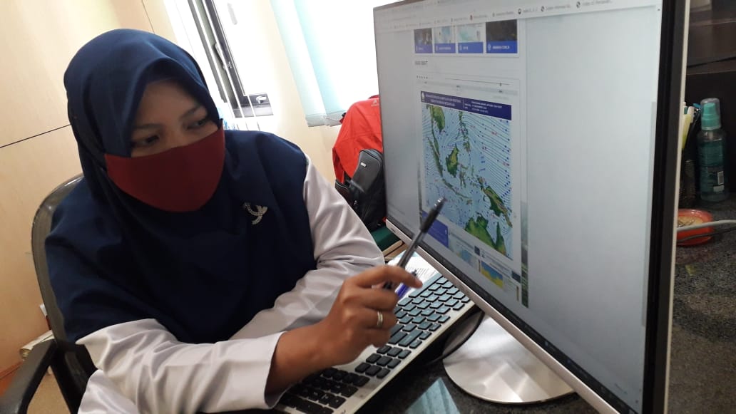 Prakirawan BMKG Stasiun Klimatologi Malang, Retno Wulandari menunjukkan efek fenomena la nina terhadap cuaca di Indonesia. (    Wildan Agta Affirdausy/Radar Malang)