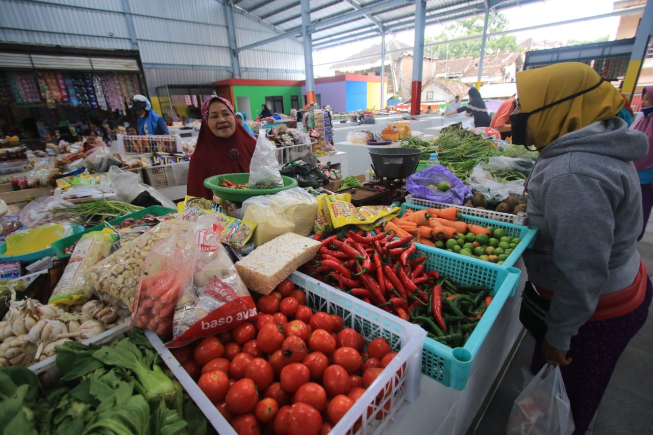 Pedagang  Pasar Kasin menunggu pembeli.  melayani pembeli. (Laoh Mahfud/Radar Malang).