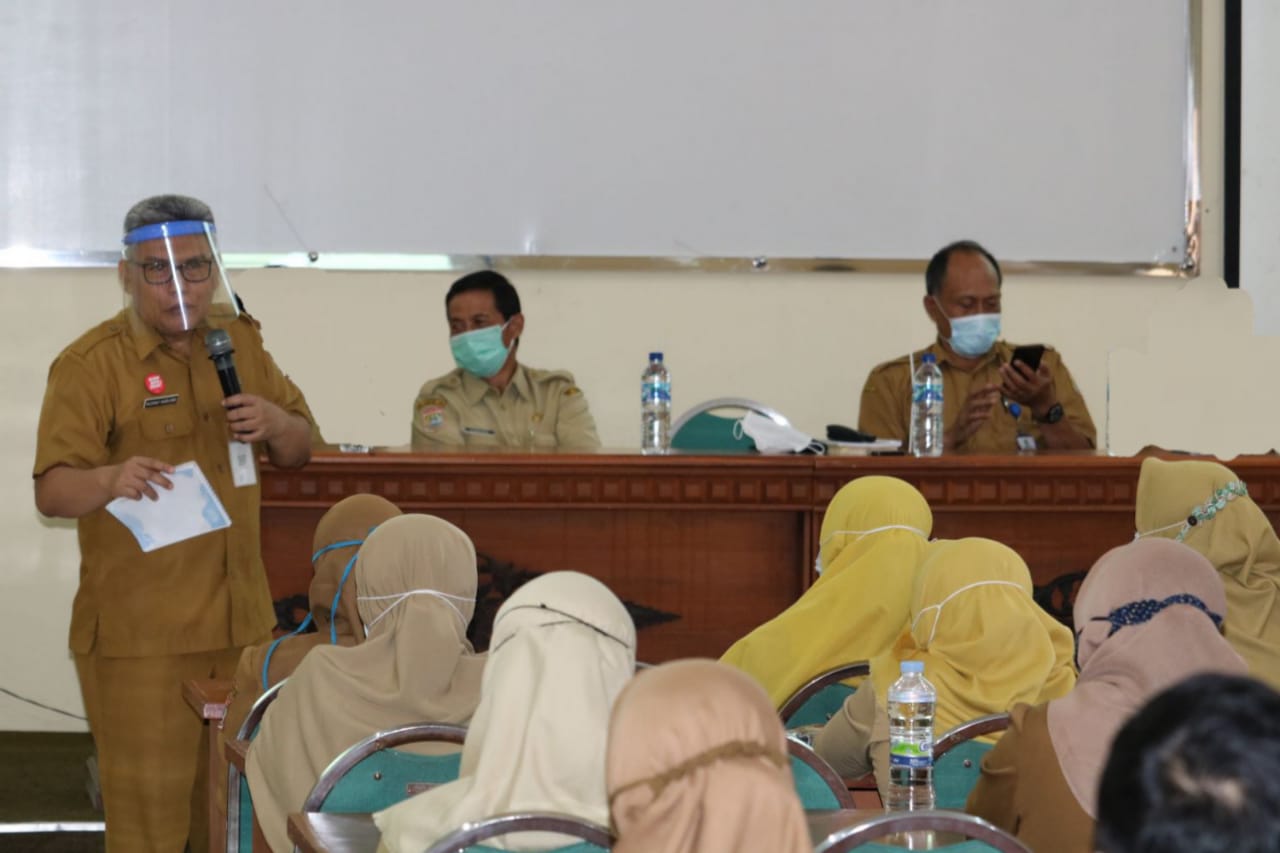 Kepala Disdik Kabupaten Malang, Rachmat Hardijono saat memberikan arahan di aula Panji Kantor Disdik Kabupaten Malang (Humas Disdik Kabupaten Malang for Radar Malang)