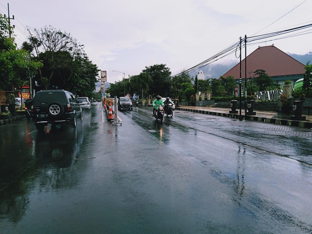 Lalu lintas di Jalan Panglima Sudirman Kota Batu yang kembali normal hari ini (1/1). (Imam N/Radar Malang)