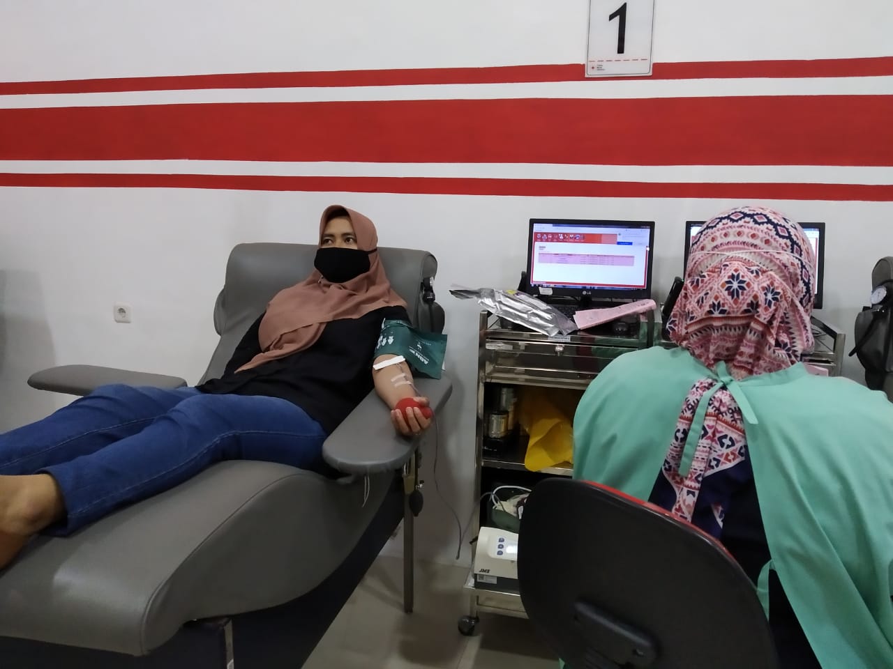 Petugas PMI Kota Malang saat melayani warga yang melakukan donor darah. (Intan Refa/Radar Malang)