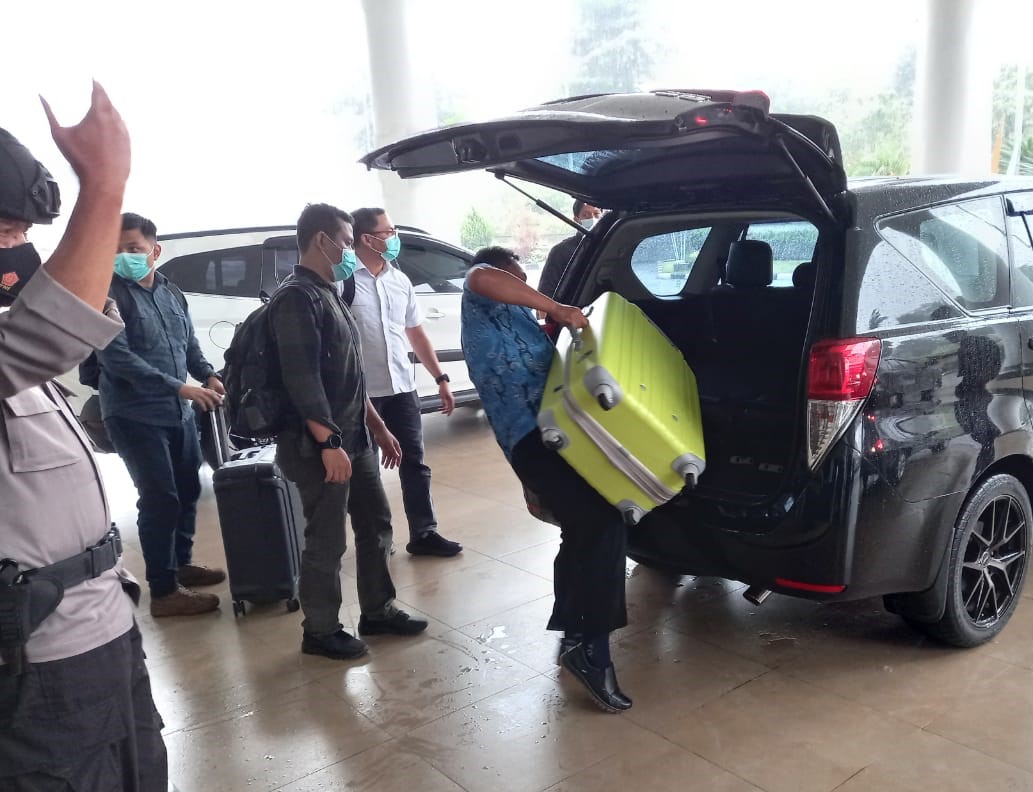 Tim KPK usai melakukan pengeledahan di Balai Kota Among Tani beberapa hari lalu. (Imam N/Radar Malang)