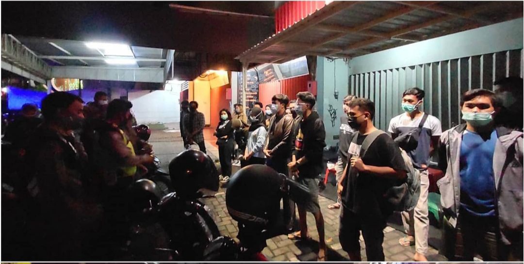 Penyisiran warga yang melanggar jam malam dan prokes oleh aparat gabungan, kemarin malam (2/1). (Satpol PP Kota Malang for Radar Malang)