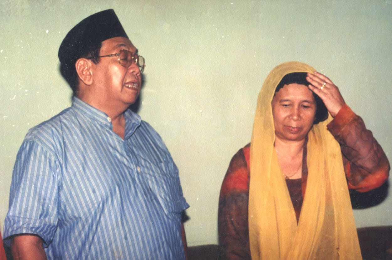 Nyai Hasbiyah (kanan) bersama Gus Dur (dok pribadi)