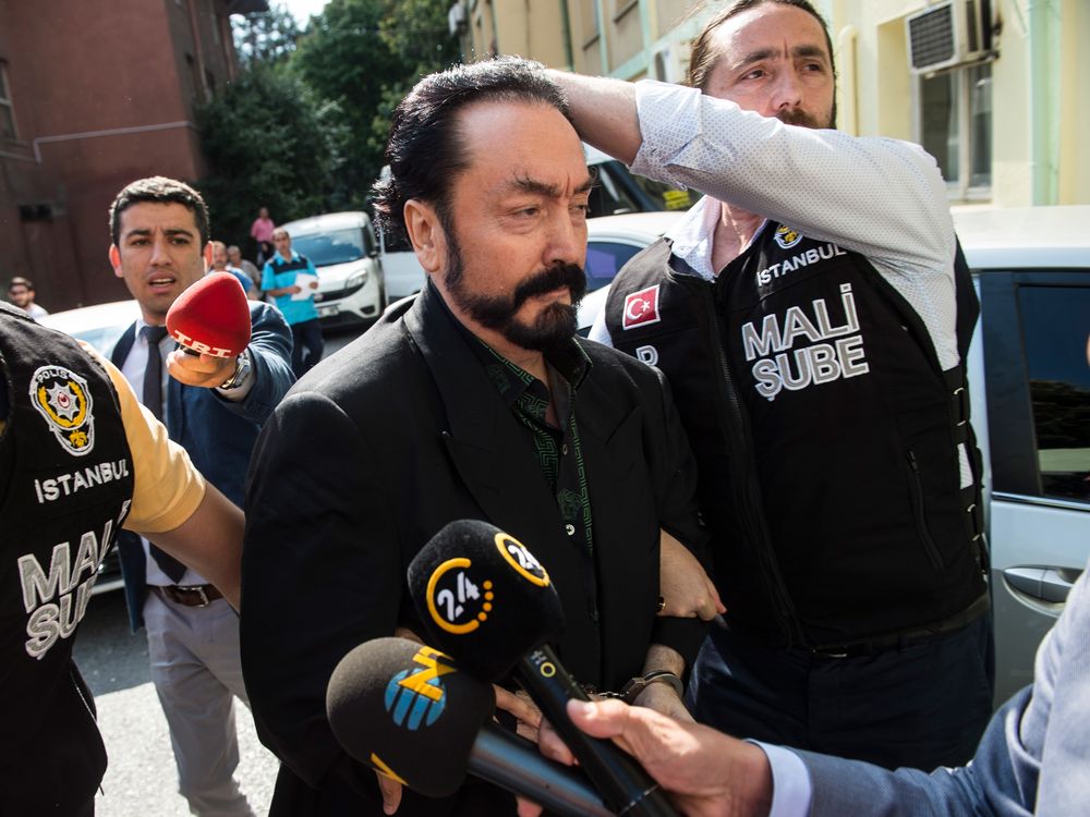 Harun Yahya saat digelandang pihak berwajib Turki. (source: bloomberg.com)