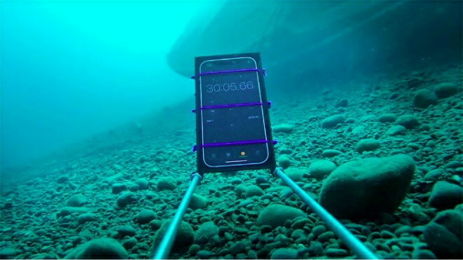 Kondisi iPhone 12 saat dibawa ke dasar Danau Tahoe yang dingin di sisi lain Golden State. (source: cnet.com)