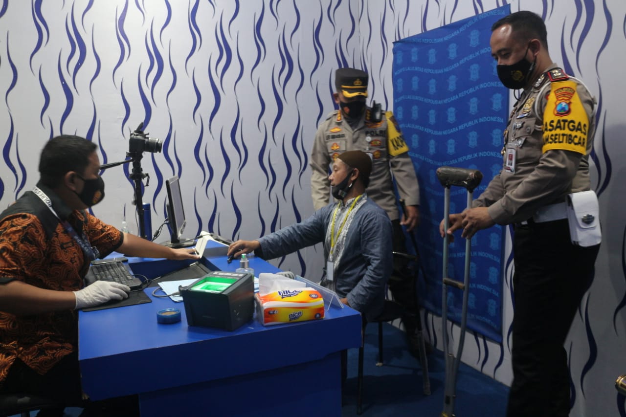 Kasatlantas Polresta Malang Kota, Kompol Ramadhan Nasution (kanan) mendampingi Kapolresta Malang Kota Kombes Pol Leonardus Simarmata saat memeriksa fasilitas layanan ramah disabilitas Satpas kemarin. (Satlantas for Radar Malang)