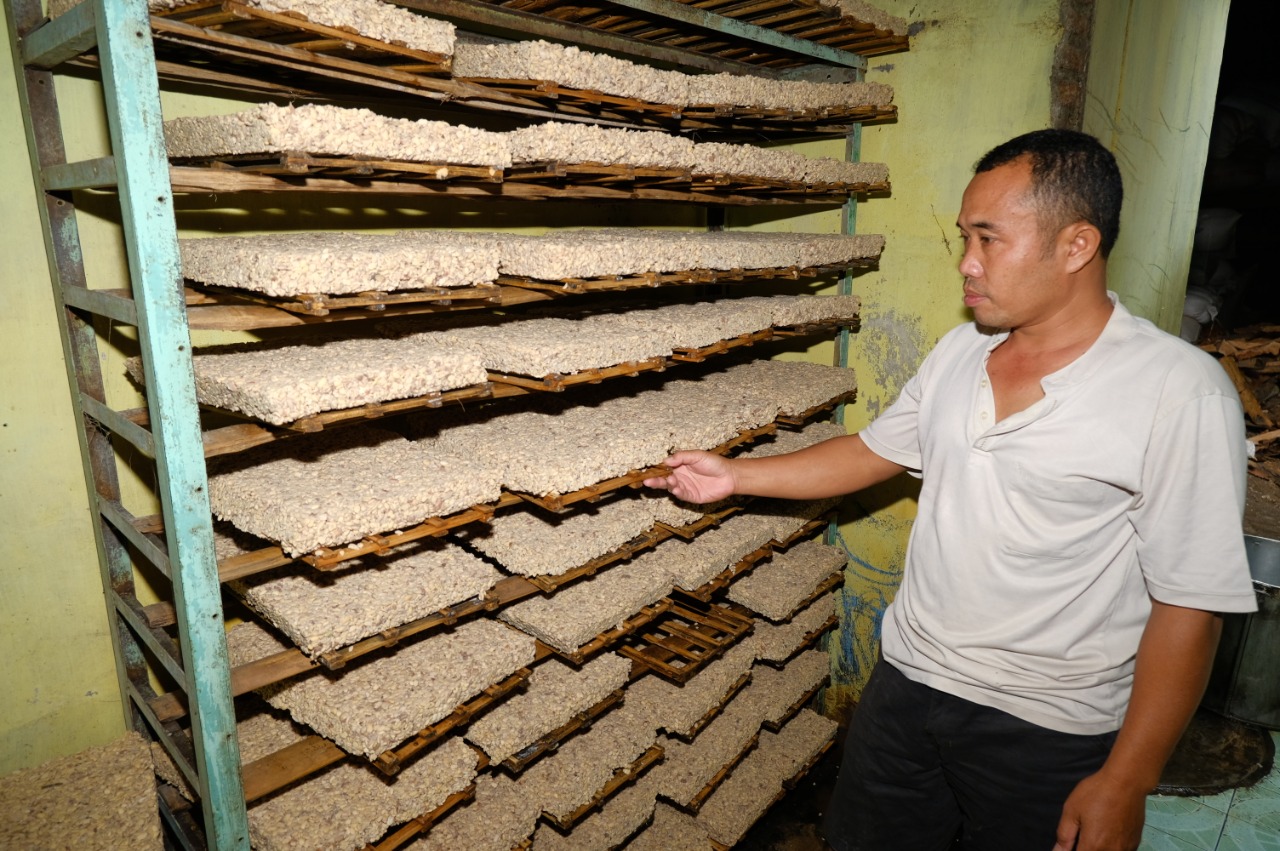 ILUSTRASI: Produsen tempe di Kota Batu ini terus memproduksi tempe meski harga kedelai naik. Sementara di Kabupaten Malang, sebagian produsen memilh  mogok berproduksi.(Dok/Radar Malang)