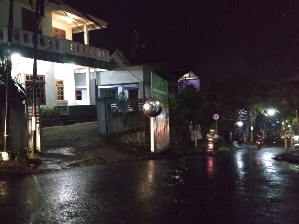 Suasana di kawasan wisata Songgoriti pada malam hari yang terlihat sepi. Kawasan wisata vila di Songgoriti ini termasuk yang diperbolehkan buka selama pemberlakuan PPKM Level 3. (dok/Radar Malang)